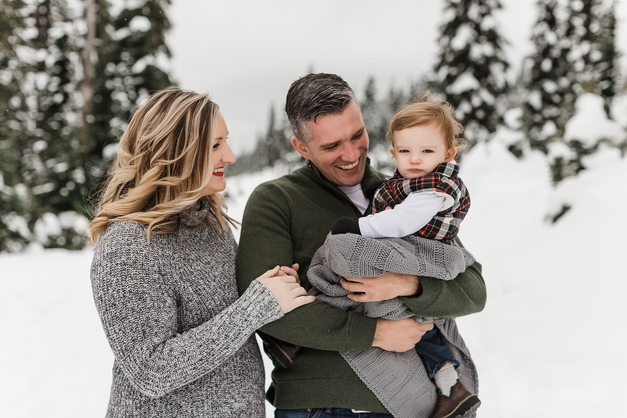 What to wear for a snow photoshoot | Megan Montalvo Photography 