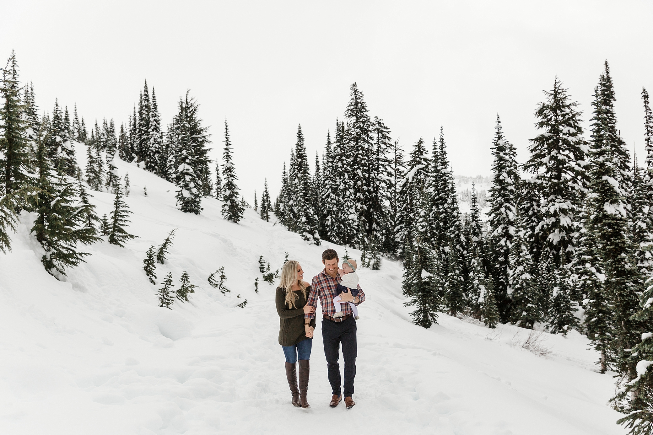 Snowy Mountain Photos with Family | Megan Montalvo Photography 