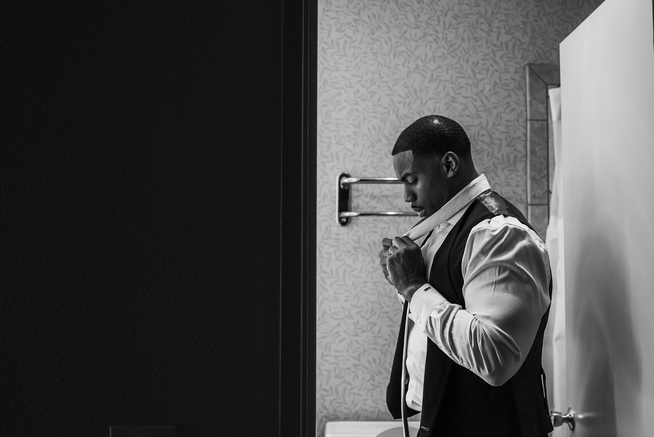 Groom getting ready for his wedding in Olympia, WA | Megan Montalvo Photography 