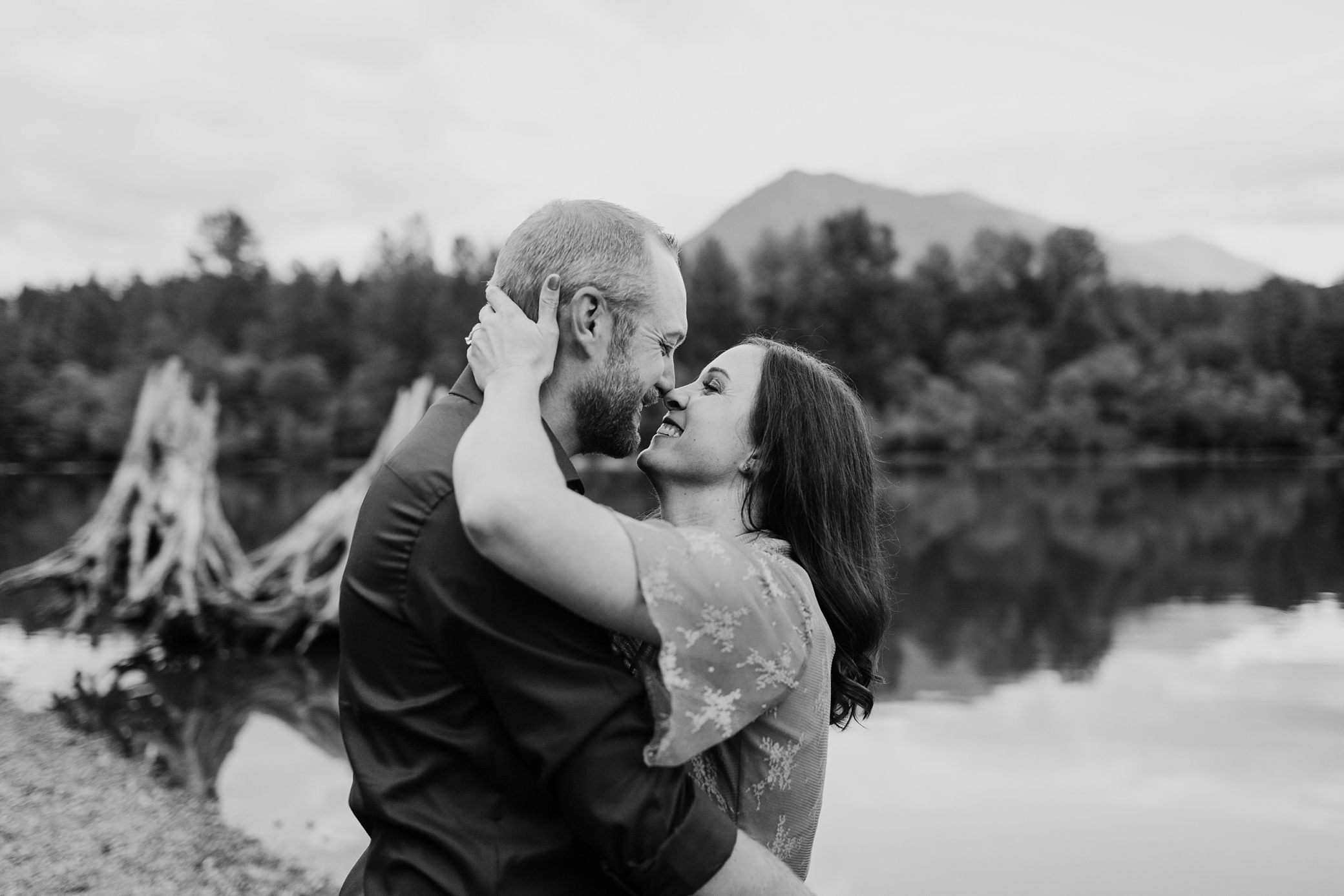 Summer engagement session at Rattlesnake Lake in North Bend, WA. Photographed by Snoqualmie Wedding Photographer, Megan Montalvo Photography