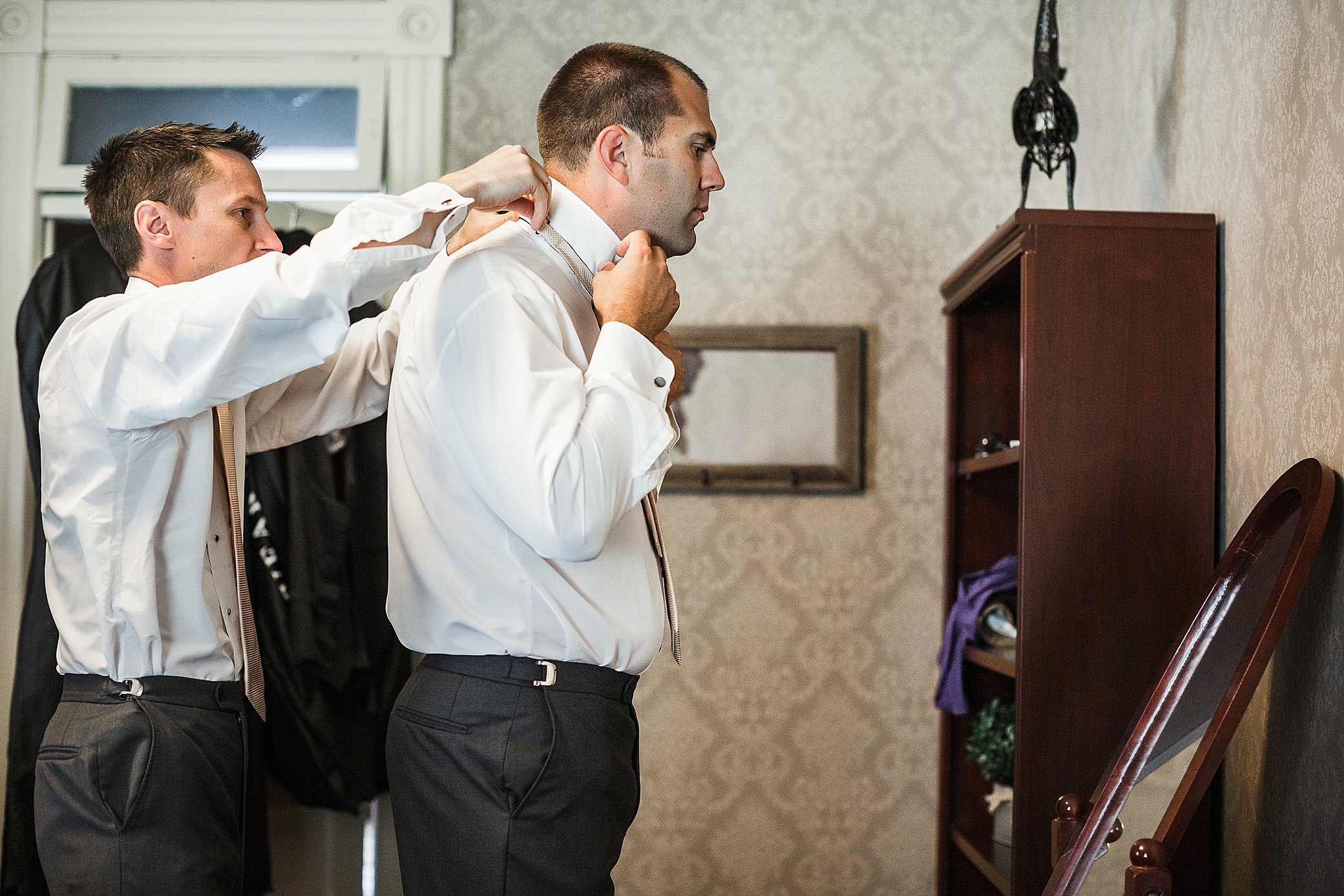 Groom getting ready for wedding at The Cattle Barn in Cle Elum, Washington | Megan Montalvo Photography 