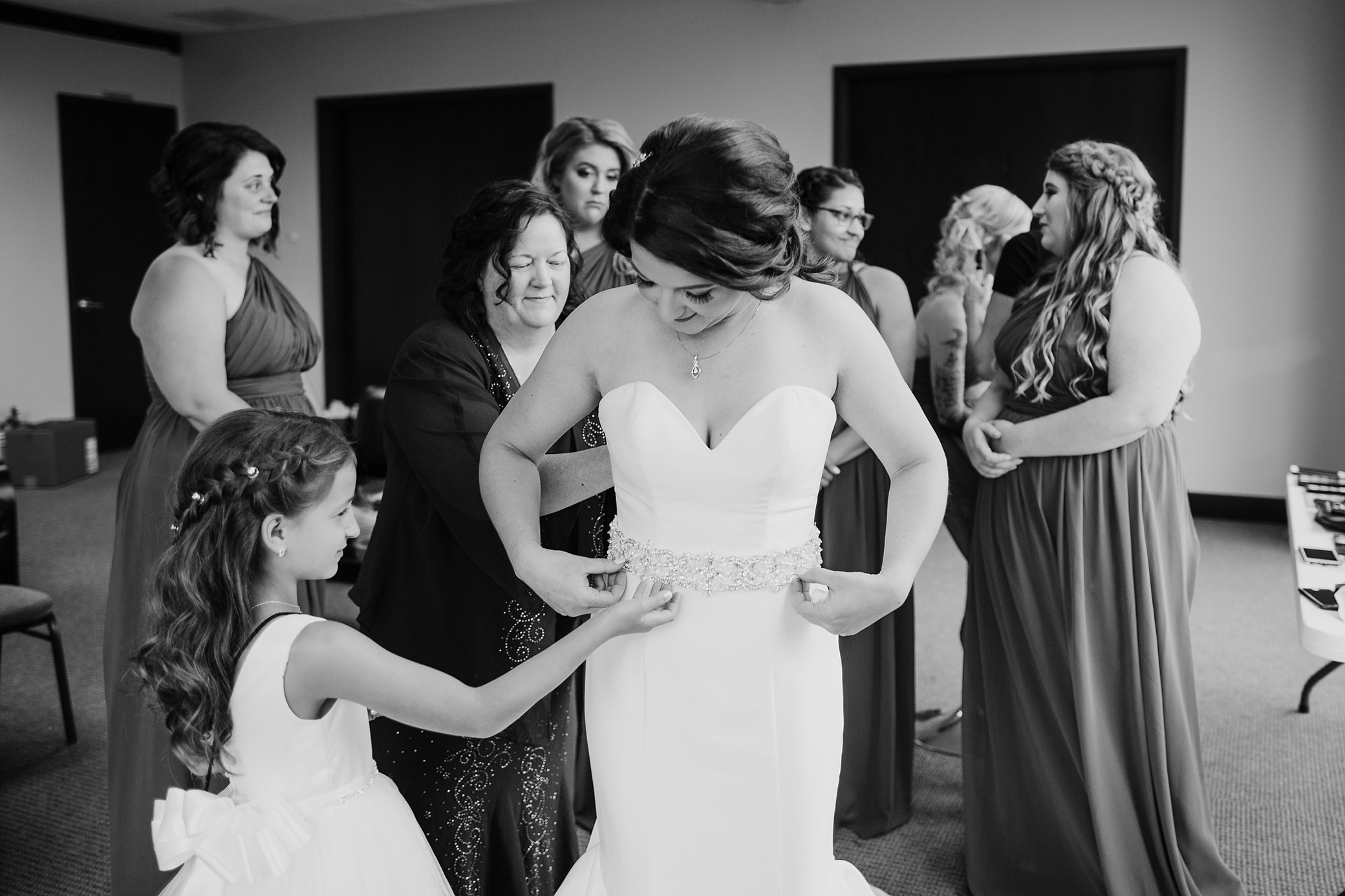Bride and bridal party getting ready for Eaglemont Golf Course Wedding | Megan Montalvo Photography