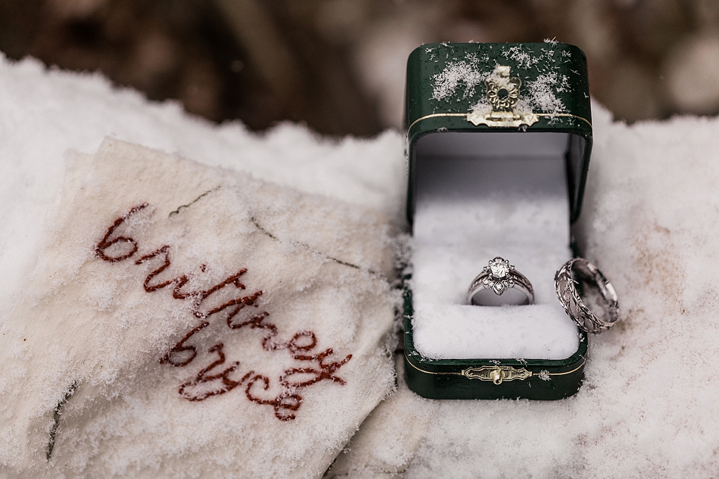 Styled winter elopement inspiration. Photos by PNW Elopement Photographer, Megan Montalvo Photography.