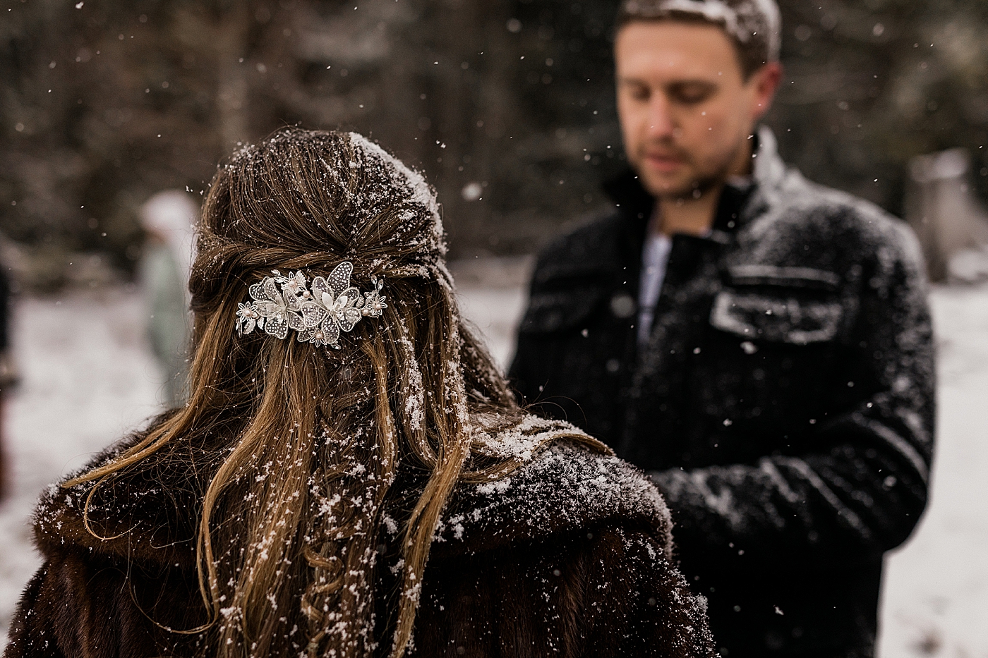 Snowy elopement at Lake Kachess. Photos by PNW Elopement Photographer, Megan Montalvo Photography. 