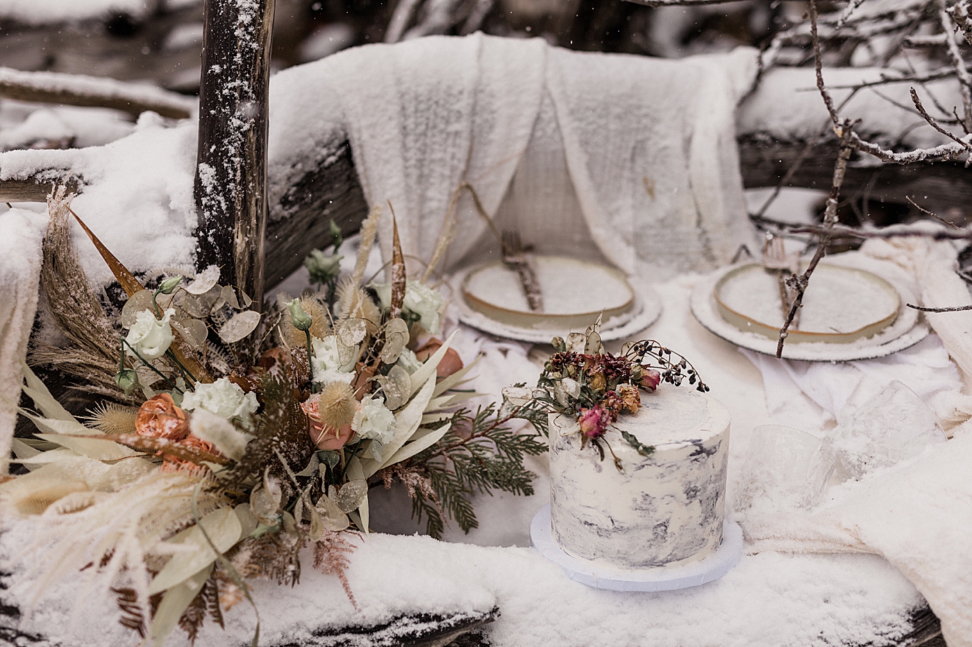 Styled winter elopement inspiration. Photos by PNW Elopement Photographer, Megan Montalvo Photography.
