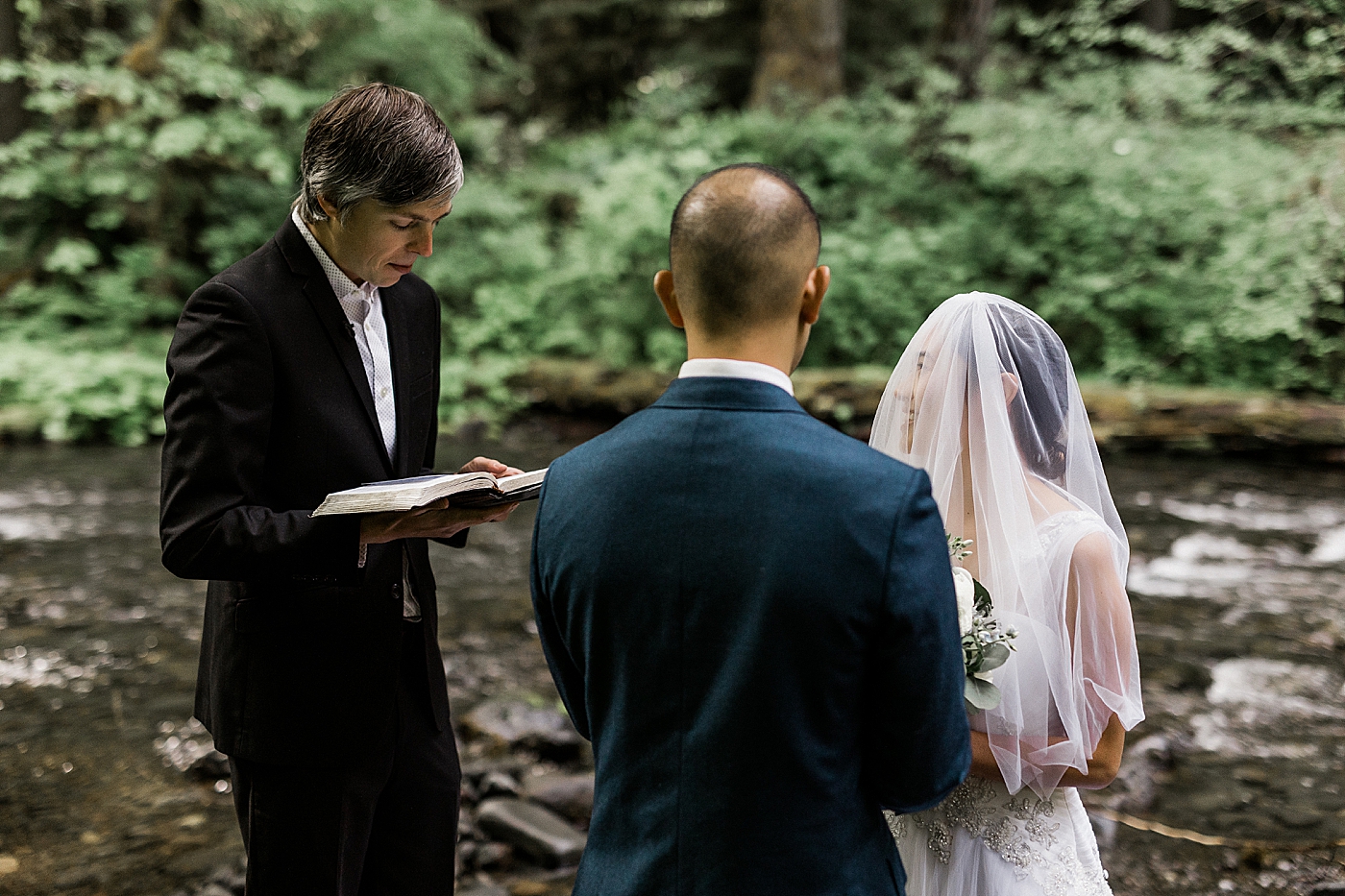Elopement ceremony at Lake Crescent in the PNW | Megan Montalvo Photography 