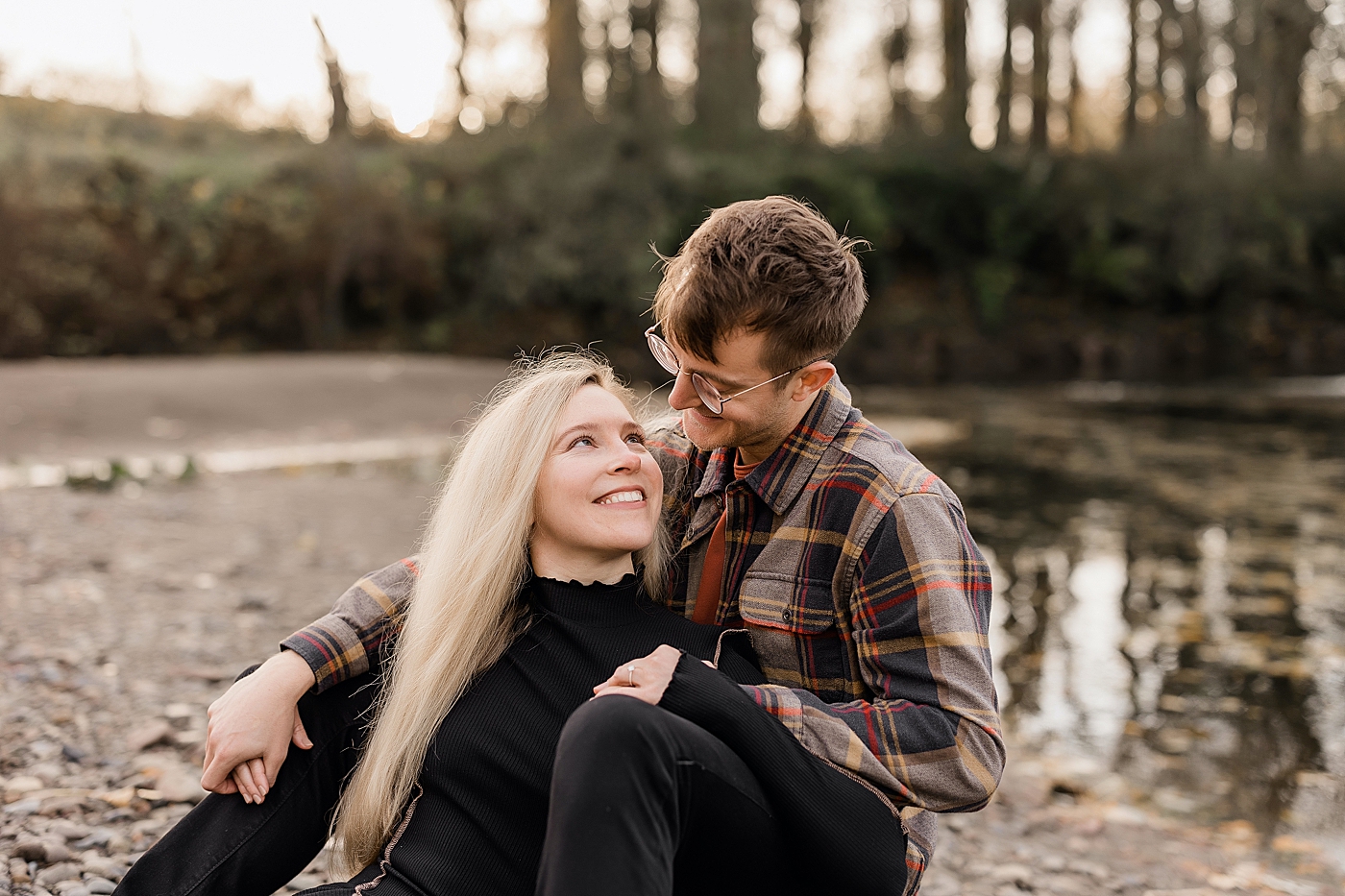 Fall engagement session for couple in the PNW. Photo by Megan Montalvo Photography.
